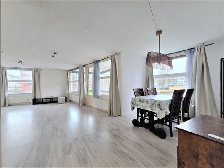 Bright apartment with private parking space - Image 3