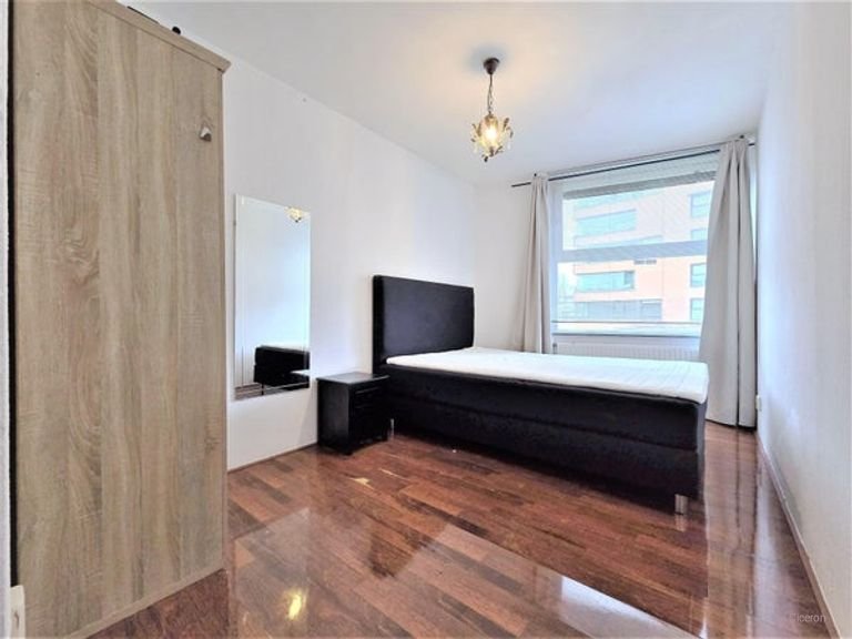 Bright apartment with private parking space - Image 22