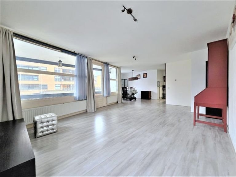 Bright apartment with private parking space - Image 10