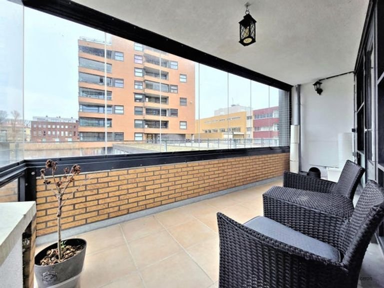 Bright apartment with private parking space - Image 7