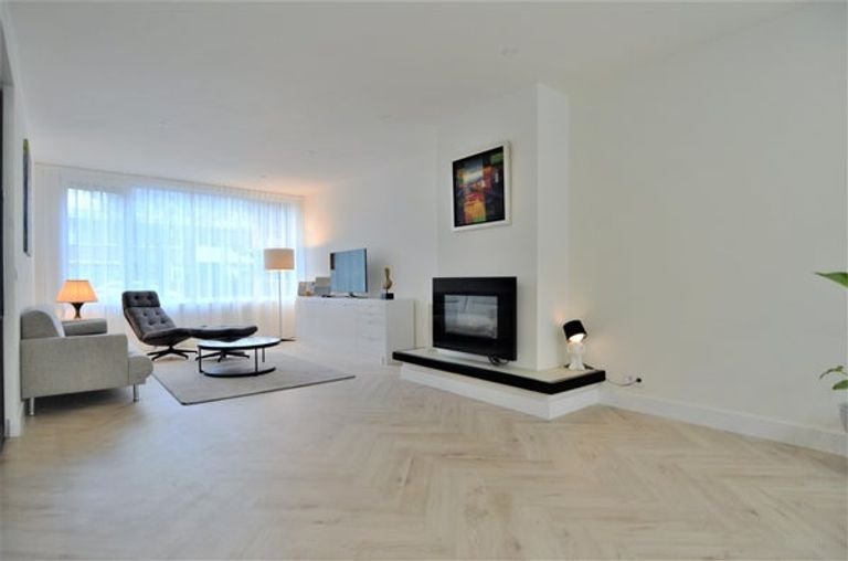 Renovated 250m² townhouse with garden - Image 20