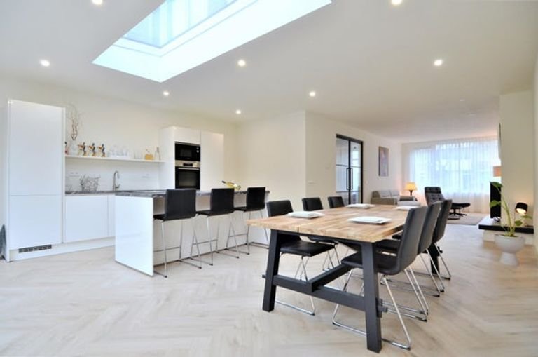 Renovated 250m² townhouse with garden - Image 17