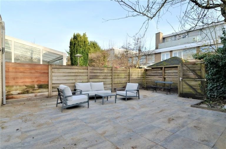 Renovated 250m² townhouse with garden - Image 12