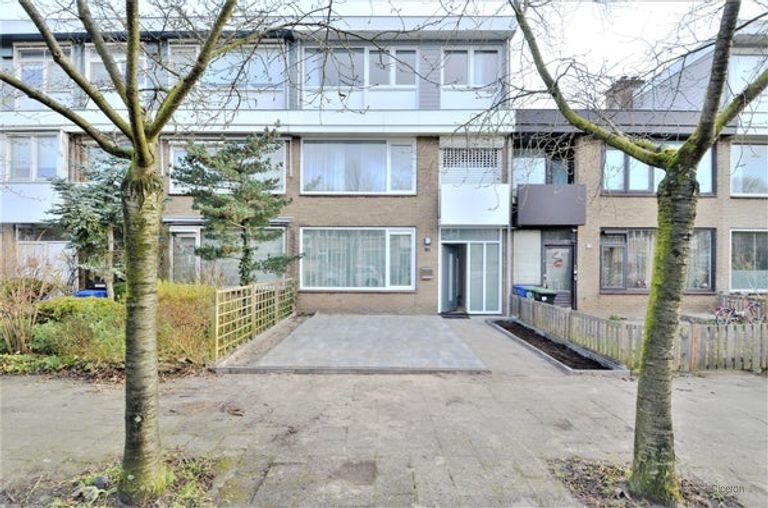 Renovated 250m² townhouse with garden - Image 74