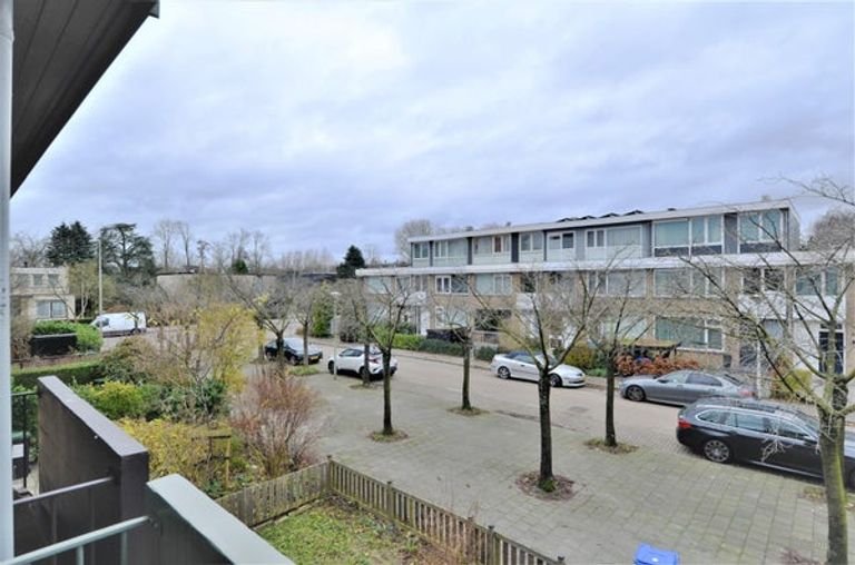 Renovated 250m² townhouse with garden - Image 44