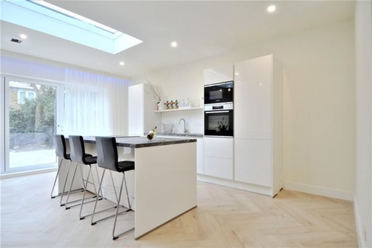 Renovated 250m² townhouse with garden - Image 3