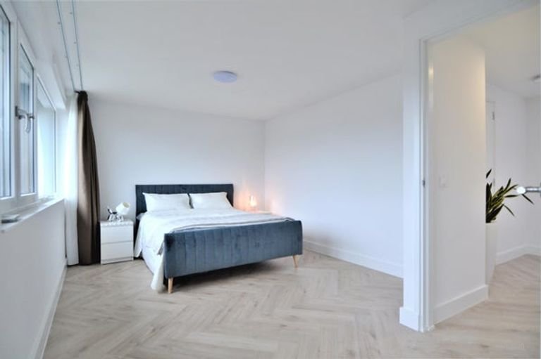 Renovated 250m² townhouse with garden - Image 66