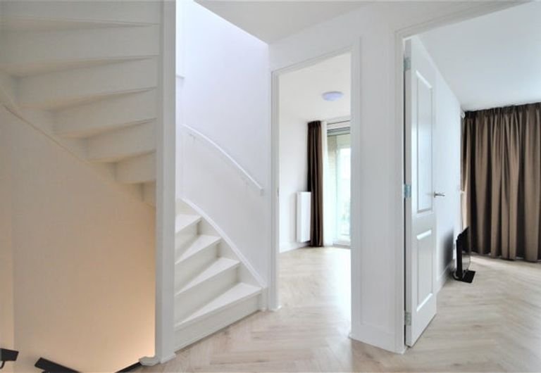 Renovated 250m² townhouse with garden - Image 45