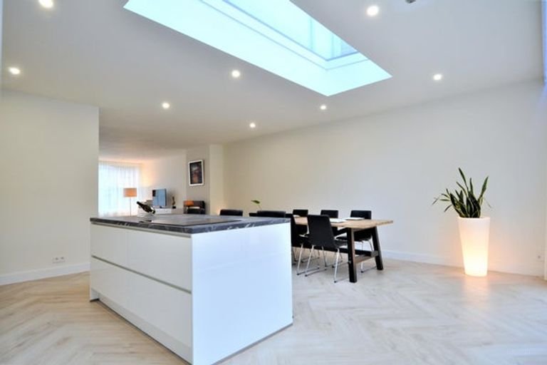 Renovated 250m² townhouse with garden - Image 16