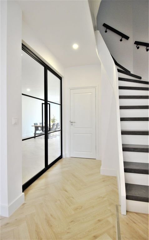 Renovated 250m² townhouse with garden - Image 28