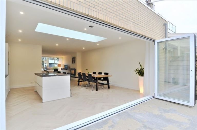 Renovated 250m² townhouse with garden - Image 8