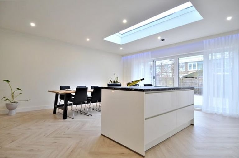 Renovated 250m² townhouse with garden - Image 4