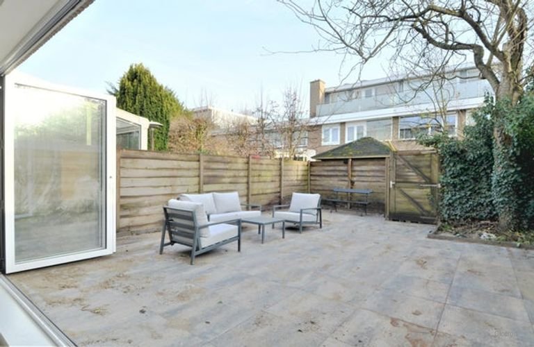 Renovated 250m² townhouse with garden - Image 9