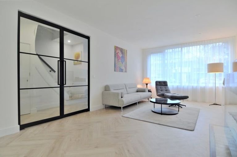 Renovated 250m² townhouse with garden - Image 22