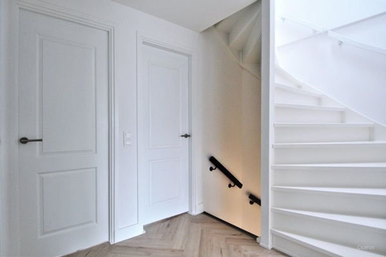 Renovated 250m² townhouse with garden - Image 29