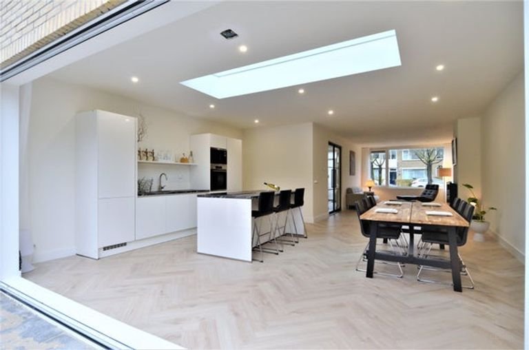 Renovated 250m² townhouse with garden - Image 14