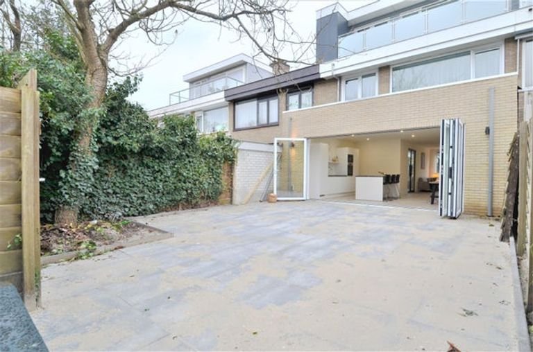 Renovated 250m² townhouse with garden - Image 13