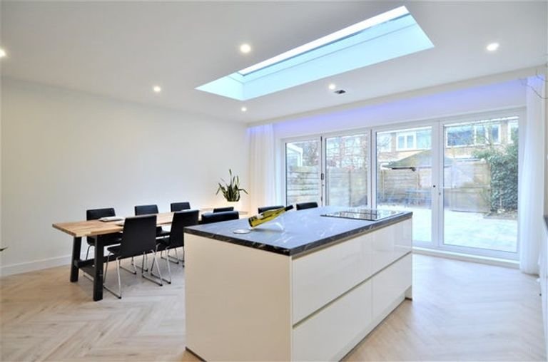 Renovated 250m² townhouse with garden - Image 5