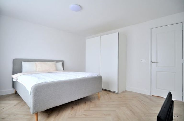 Renovated 250m² townhouse with garden - Image 40