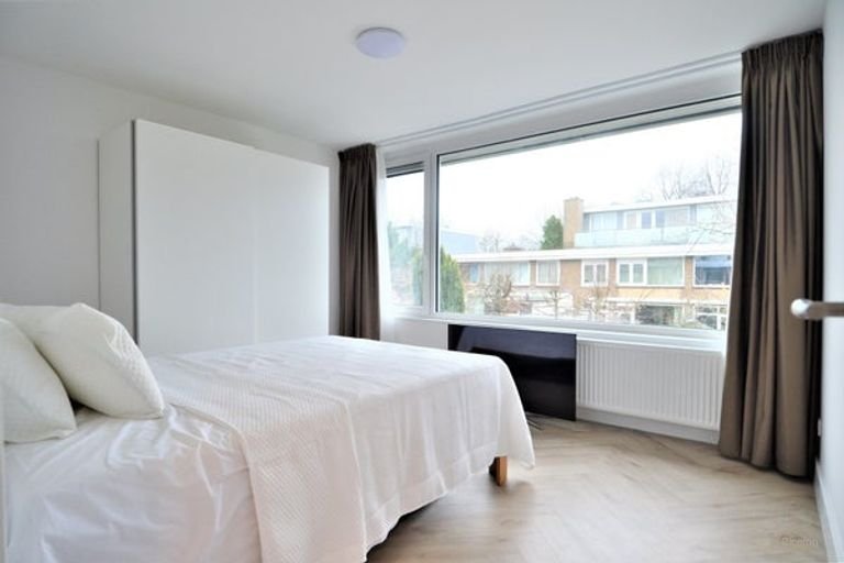 Renovated 250m² townhouse with garden - Image 30