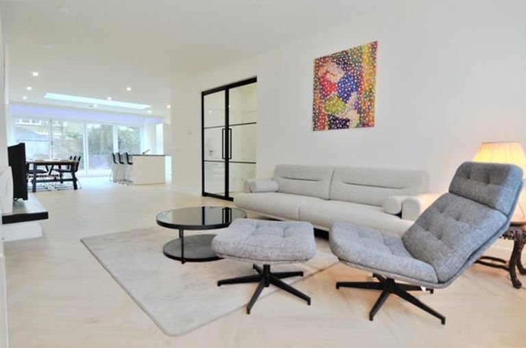 Renovated 250m² townhouse with garden - Image 23