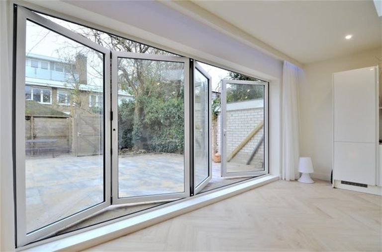 Renovated 250m² townhouse with garden - Image 7