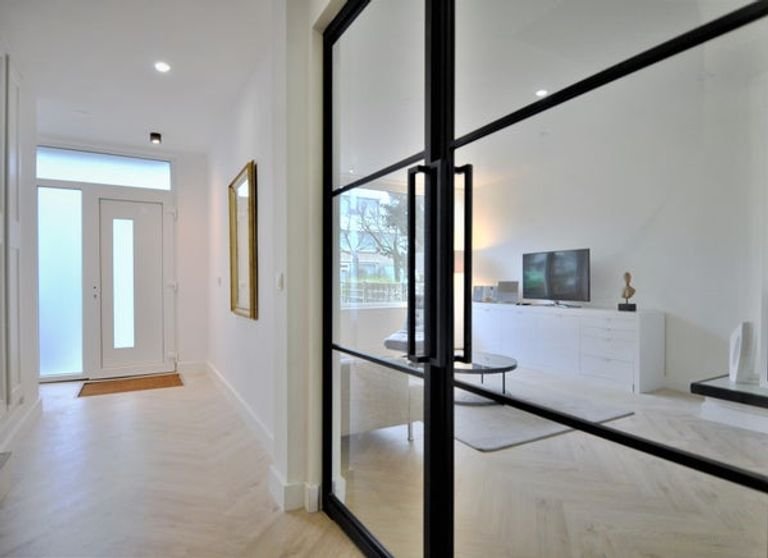 Renovated 250m² townhouse with garden - Image 25