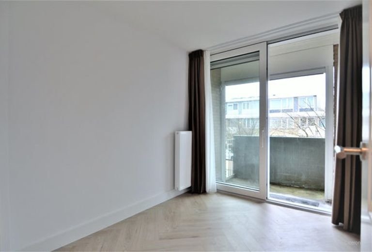 Renovated 250m² townhouse with garden - Image 46