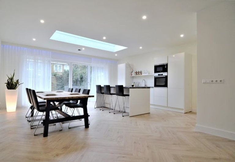 Renovated 250m² townhouse with garden - Image 1