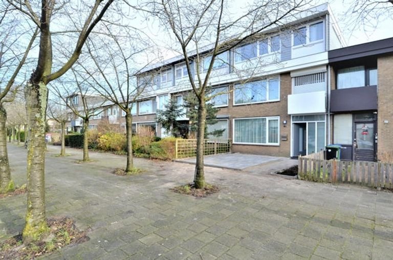 Renovated 250m² townhouse with garden - Image 73