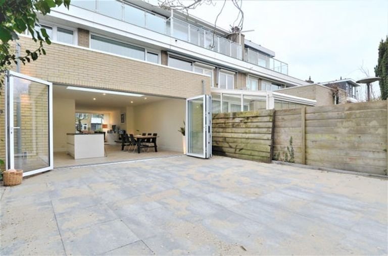 Renovated 250m² townhouse with garden - Image 10