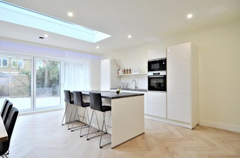 Renovated 250m² townhouse with garden - Image 2