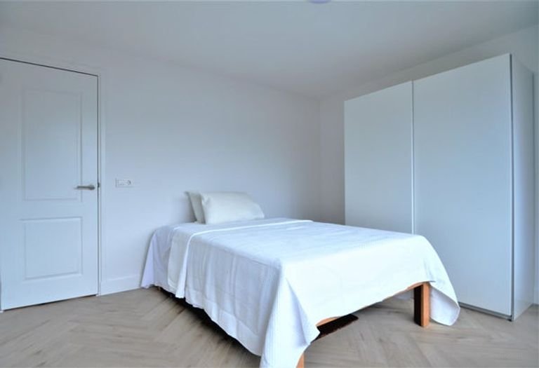 Renovated 250m² townhouse with garden - Image 32