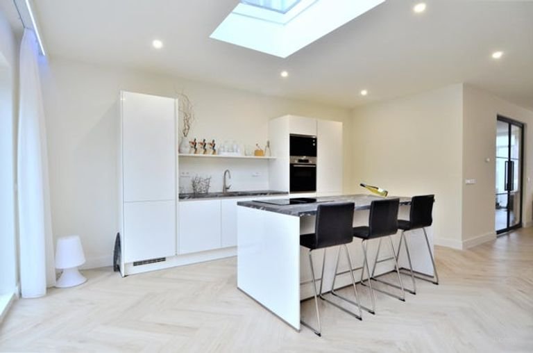 Renovated 250m² townhouse with garden - Image 18