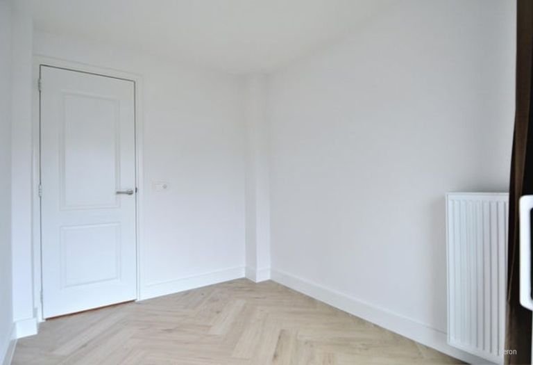 Renovated 250m² townhouse with garden - Image 47