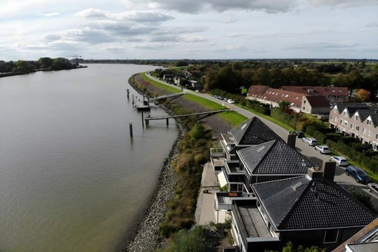 Living with a view of the River Lek - Image 30