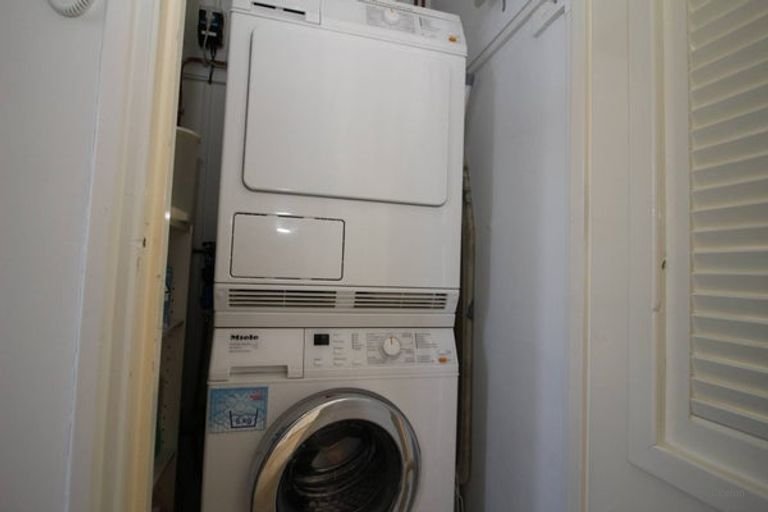 Furnished apartment with balcony near Clingendael - Image 8