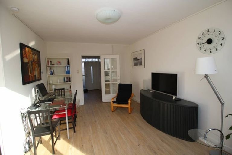 Furnished apartment with balcony near Clingendael - Image 2