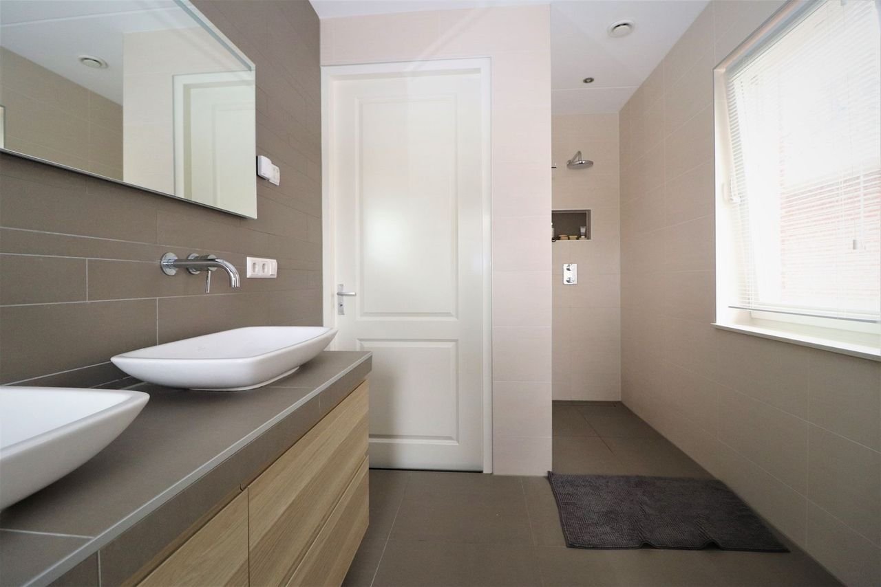 Spacious family home with sunroom and garden in Liskwartier - Image 13