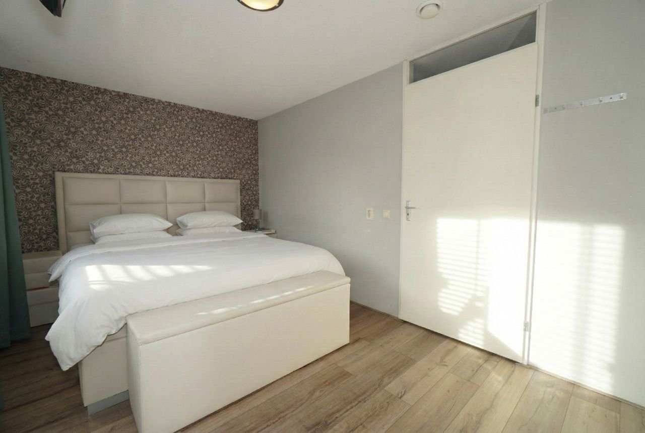 Spacious family home with sunroom and garden in Liskwartier - Image 9