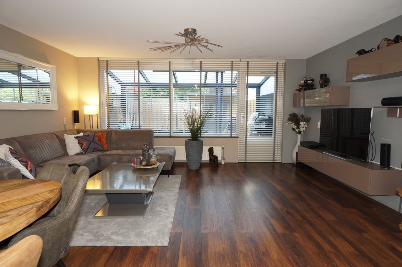 Spacious family home with sunroom and garden in Liskwartier - Image 5