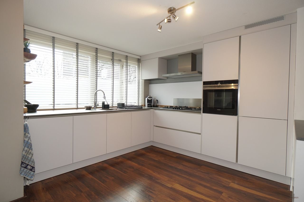 Spacious family home with sunroom and garden in Liskwartier - Image 6