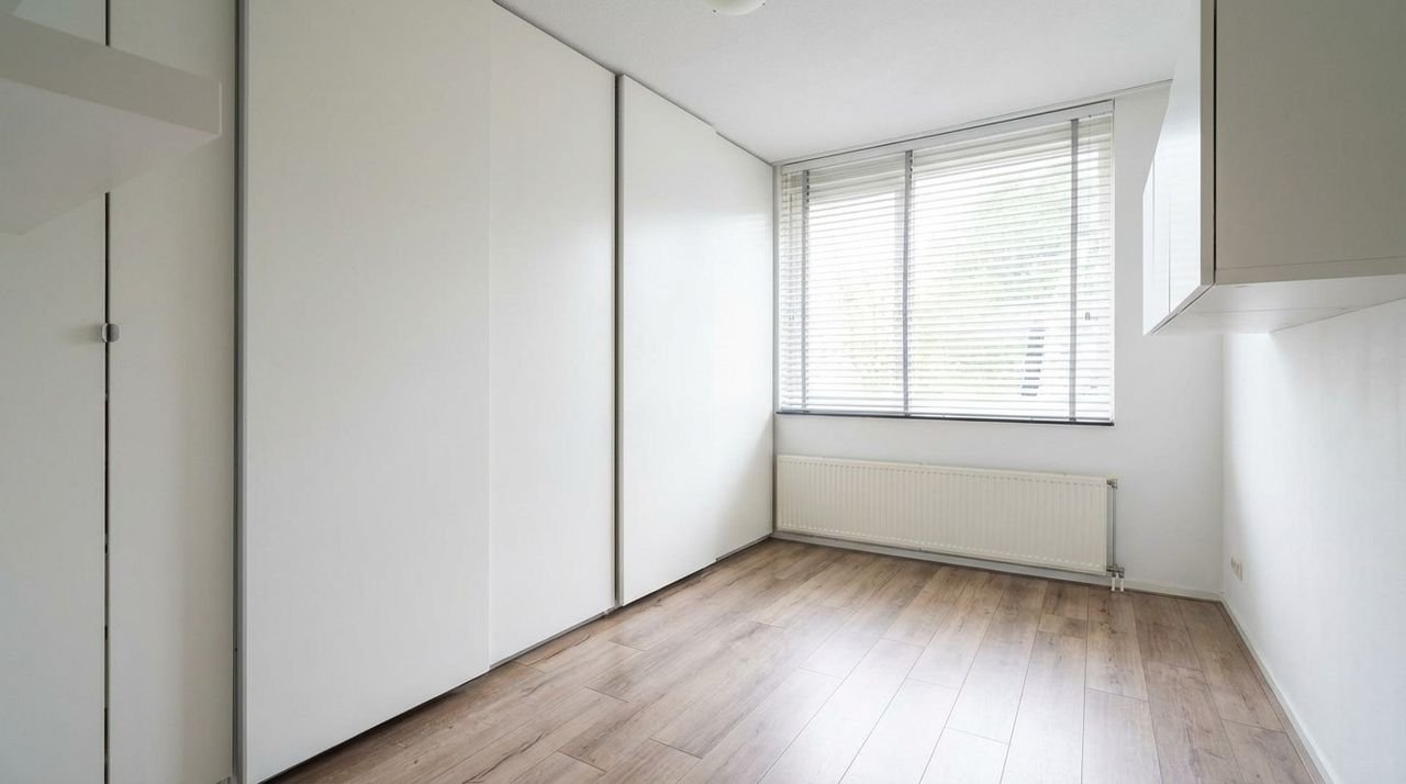 Spacious family home with sunroom and garden in Liskwartier - Image 11