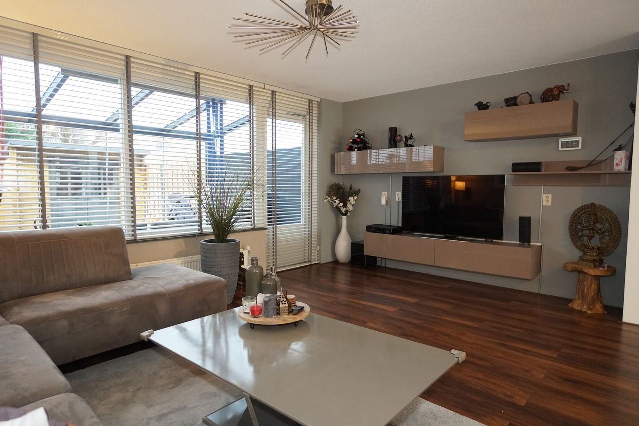 Spacious family home with sunroom and garden in Liskwartier - Image 3