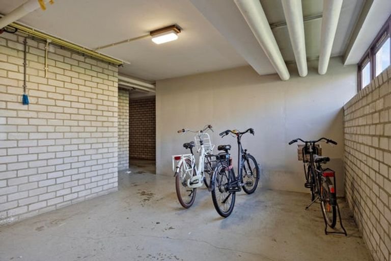 Spacious apartment with balcony in Den Bosch - Image 40