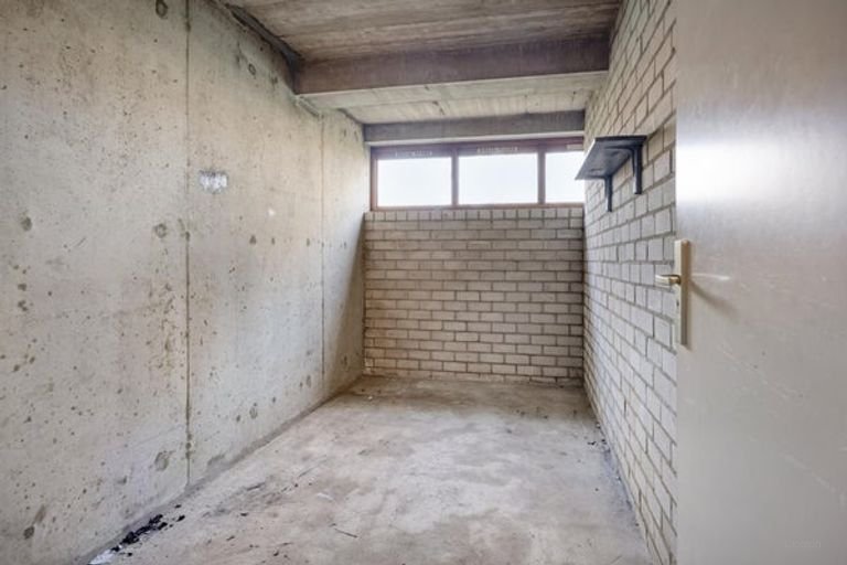 Spacious apartment with balcony in Den Bosch - Image 35