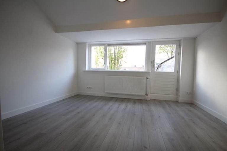 Renovated house with roof terrace - Image 10