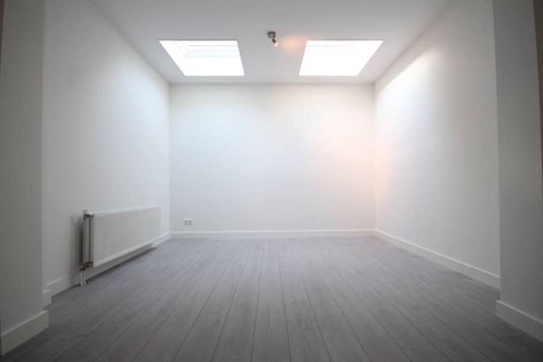 Renovated house with roof terrace - Image 4