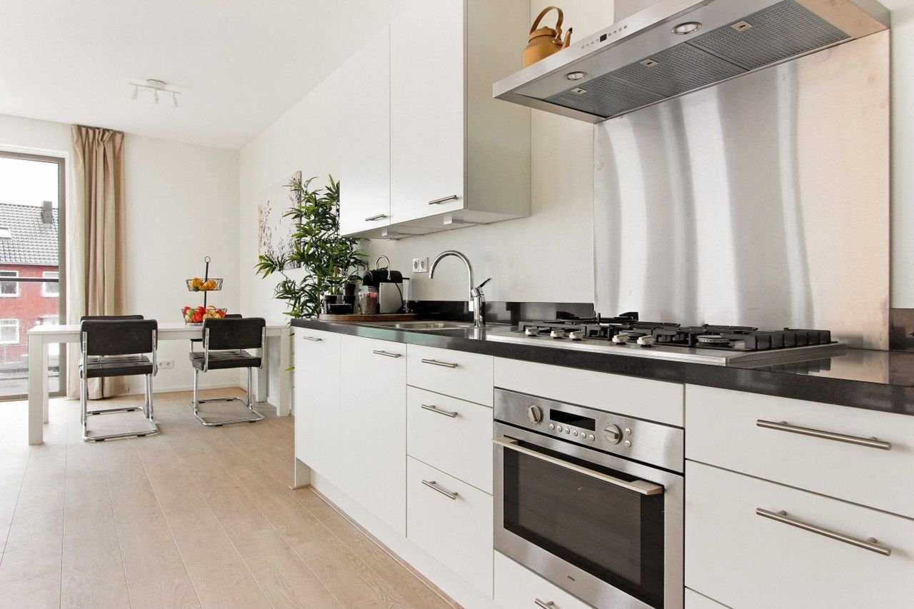 Bright 2-bedroom apartment with balcony - Image 10