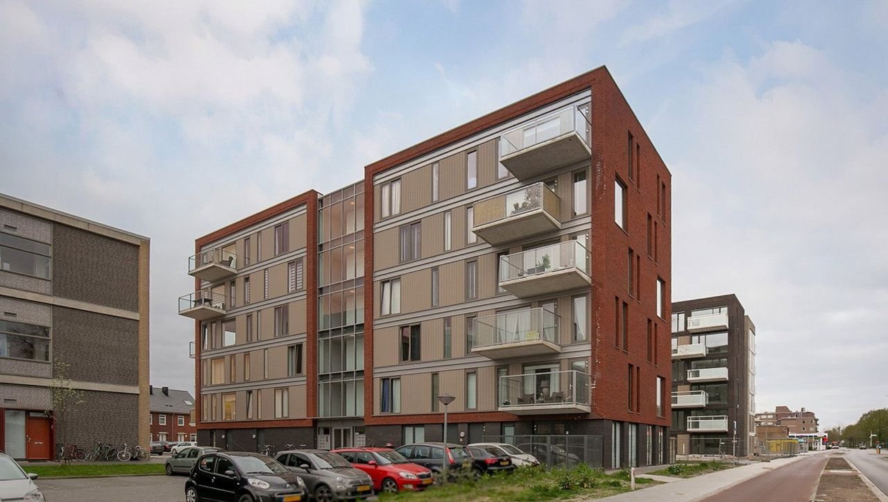 Bright 2-bedroom apartment with balcony - Image 1